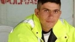 Tartıştığı eşini kazakla boğdu