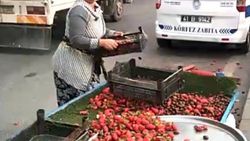 Kocaeli'de zabıtaları gören seyyar satıcının tepkisi