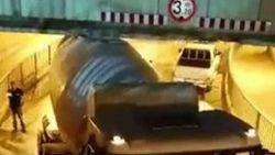 Pendik'te beton mikseri alt geçide sıkıştı