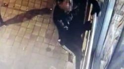 Kadıköy'de 3 hırsız örümcek adam gibi tırmandı
