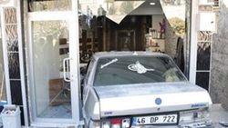 Otomobil, berber dükkanına daldı