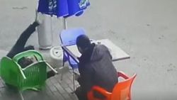 Antalya'da dönerciyle tavuk arasındaki kovalamaca