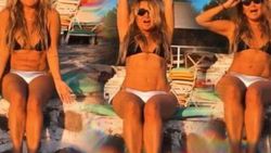 Yonca Evcimik bikinisiyle dans etti