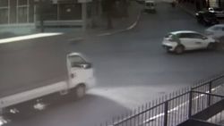 İstanbul'da hızını alamayan sürücü araca çarptı