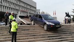 Sürücü yolu şaşırınca otomobil merdivende asılı kaldı