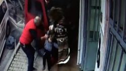 Esnafın dikkati anne ve iki çocuğunu son anda kurtardı