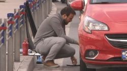 Fatih'te su mazgalı yerinden çıktı, sürücüler yolda kaldı