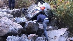 Antalya'da otomobil 70 metreden şarampole uçtu