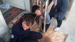 Adıyaman'da çocuk kafasını demire sıkıştırdı