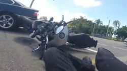 Avustralya'da kızlara bakarken kaza yapan motorcu