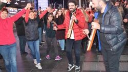 Times Meydanı'nda horon teptiler