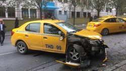 Şişli'de taksi ağaca çarptı: 1 yaralı
