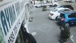 Bir şey bulamayan hırsız semaveri alıp, kaçtı