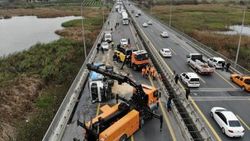 Yan yatan çöp kamyonu TEM otoyolunu trafiğe kapattı