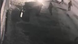 Rusya'da alkollü grup polis aracını yan yatırdı