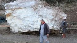 Futbol sahasına dev kaya parçası düştü