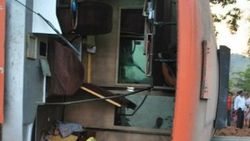 Hindistan'da otobüs ile kamyon çarpıştı: 9 ölü