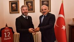 Fenalaşan yolcuya ilk müdahaleyi yapan sürücü ödül aldı