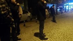 Alkol komasına giren kadını çekirdek yiyerek izlediler