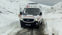 Malatya'da kar nedeniyle kapanan yolda hastaya ulaşıldı