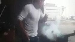 Tamir etmeye çalıştığı lastik, yüzünde patladı