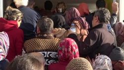 Su basan mağazada halılar için izdiham çıktı