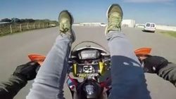 Motosikletli maganda İstanbul sokaklarında