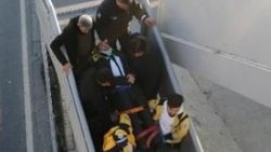 Metrobüs yere düşen şahsa çarptı