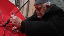 90 yaşında gözlük kullanmadan şemsiye tamir ediyor