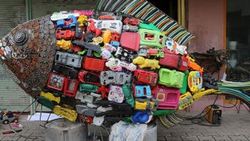 Sahile vuran plastik atıklarla balık heykeli inşa etti