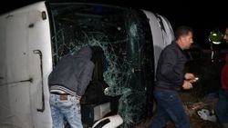 Erzincan'da yolcu otobüsü bir araca çarpıp şarampole uçtu