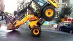 Avcılar'da kepçe üzerinde akrobatik hareketler