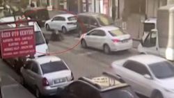 Aracını çekiciden kurtarmak isterken canından oluyordu
