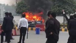 Pakistan'da avukatlar hastane bastı: 3 ölü
