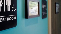 Trans birey kadınlar tuvaletini kullanamadı