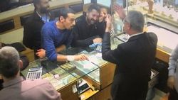Mersin'de altın hırsızlarının kuyumcudaki görüntüsü