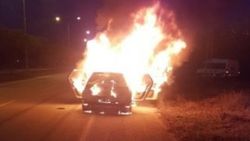 Samsun'da eşinin otomobilini yakıp videoya aldı
