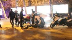 Beşiktaş'ta motosikletli 2 kişi polis aracına çarptı