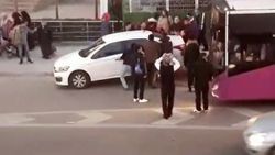 Yanlış park eden sürücünün hatasını vatandaş düzeltti