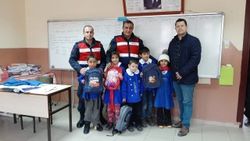 Jandarmanın hediyesi öğrencileri sevindirdi