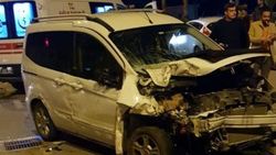 Hatay'da bir araç park halindeki 6 otomobile çarptı