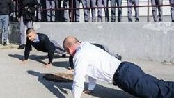 Kosova Başbakanı askerlerle birlikte şınav çekti