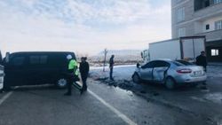 Van'da otomobil ile minibüs çarpıştı: 11 yaralı