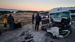 Servis minibüsü vince arkadan çarptı: 15 yaralı