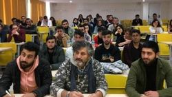 Baba ve oğulları aynı sırada
