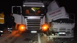 Antalya'da kamyonet park halindeki tıra çarptı