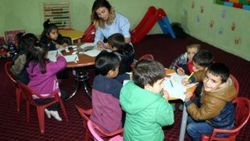 Eski okulu onarıp anaokuluna dönüştürdü