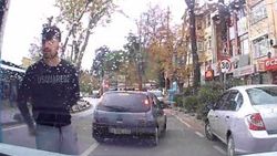 Magandalar trafikte bir sürücünün yolunu kesti