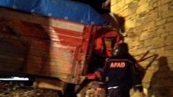 Duvara çarpan kamyonda sıkışan 2 kişi yaralandı