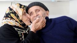 80’lik çift yıldırım nikahı ile evlendi